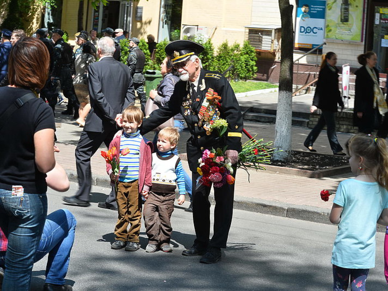 Вместо парада: День Победы киевляне праздновали в Парке Славы&#8230; с маками и георгиевскими ленточками