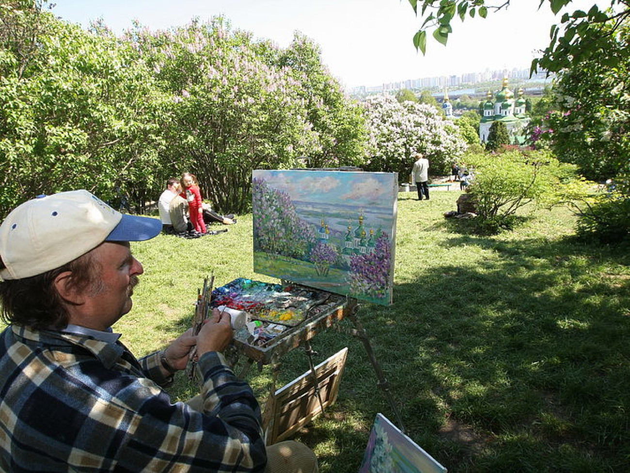 В Киевском ботсаду весенний наплыв любителей сирени, зелени и цветов