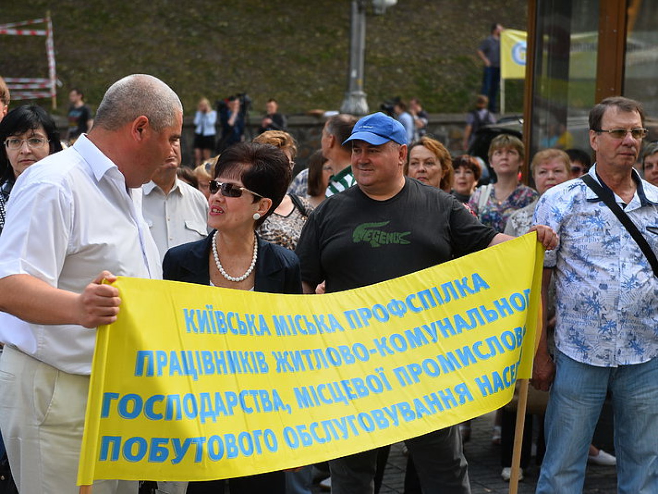 Профсоюзы и больные СПИДом пикетировали Яценюка, 27 мая 2015 г.