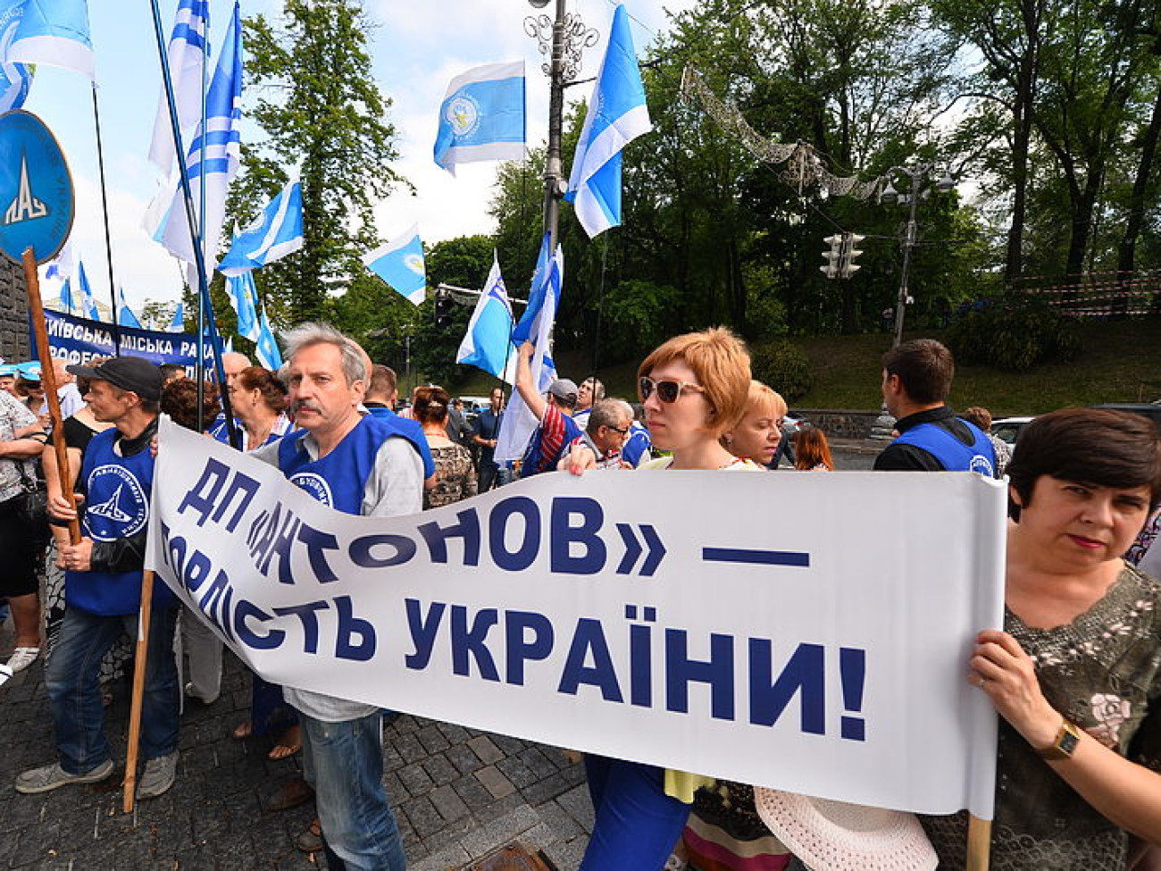 Профсоюзы и больные СПИДом пикетировали Яценюка, 27 мая 2015 г.