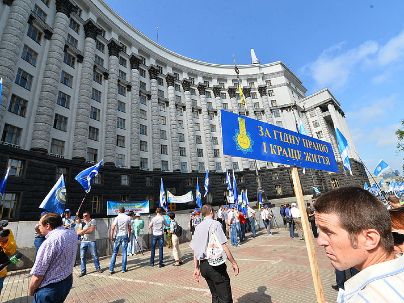 Профсоюзы и больные СПИДом пикетировали Яценюка, 27 мая 2015 г.