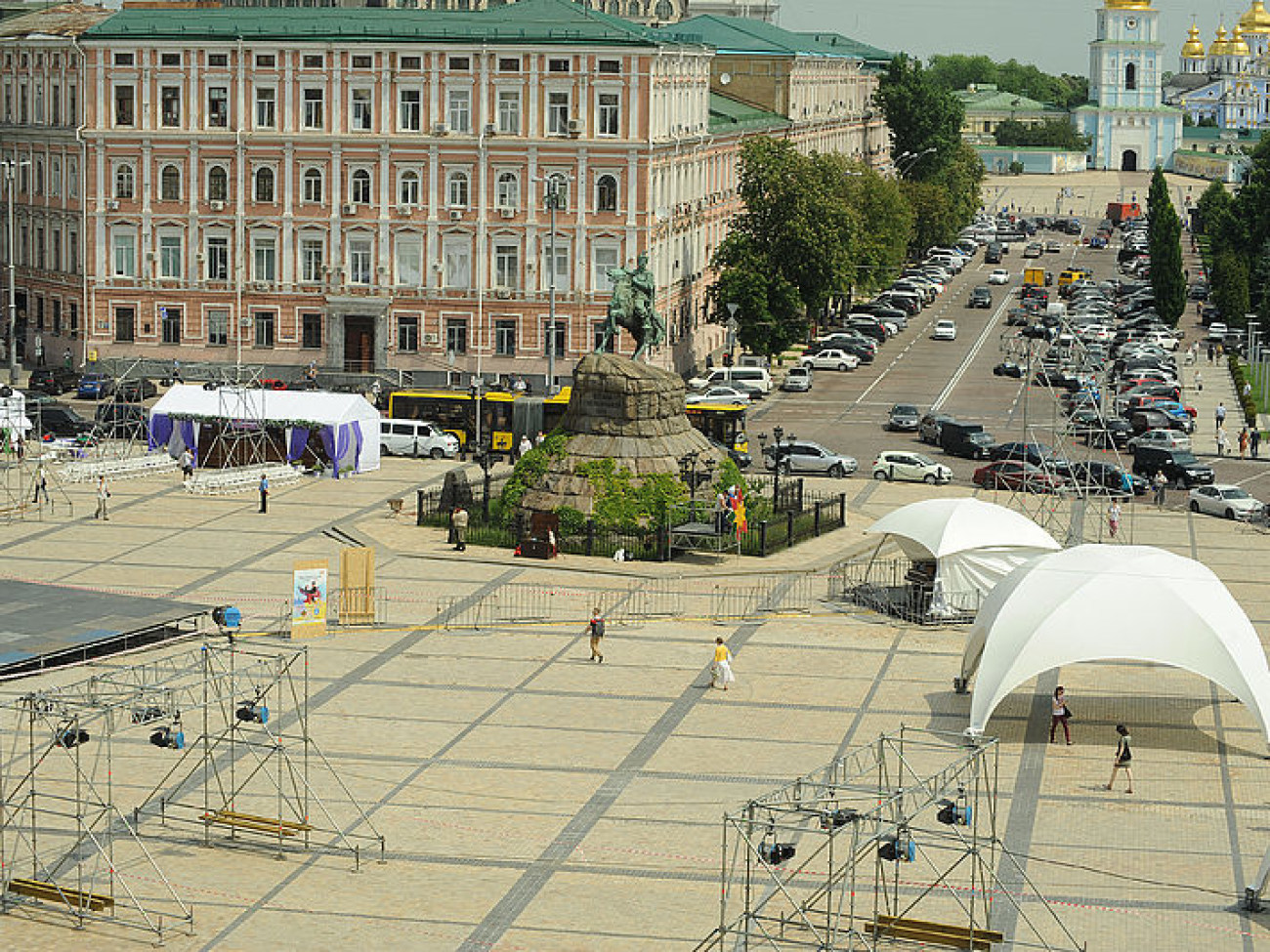 Цветочные часы и сцена: как Киев готовится ко Дню города, 28 травня 2015 р.