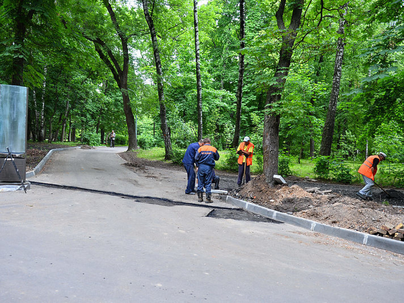 В столичном парке Пушкина меняют освещение и восстанавливают тротуары, 28 мая 2015 г.