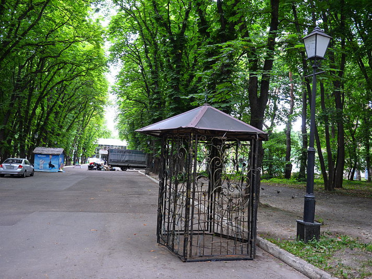 В столичном парке Пушкина меняют освещение и восстанавливают тротуары, 28 мая 2015 г.