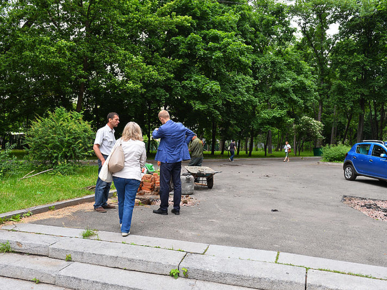 В столичном парке Пушкина меняют освещение и восстанавливают тротуары, 28 мая 2015 г.