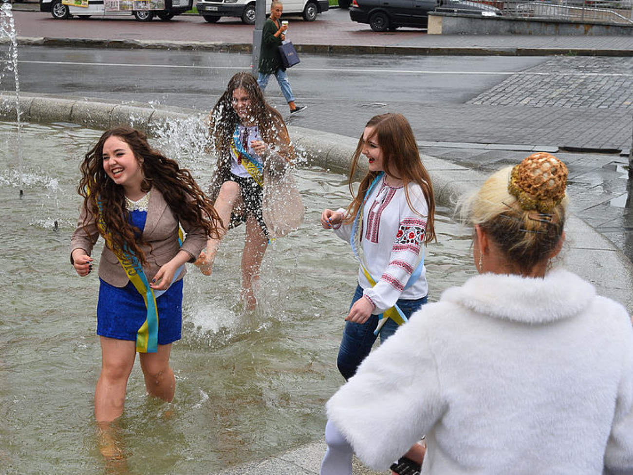 Погода испортила выпускникам праздник: В фонтанах купаются только смелые, 29 мая 2015 г.