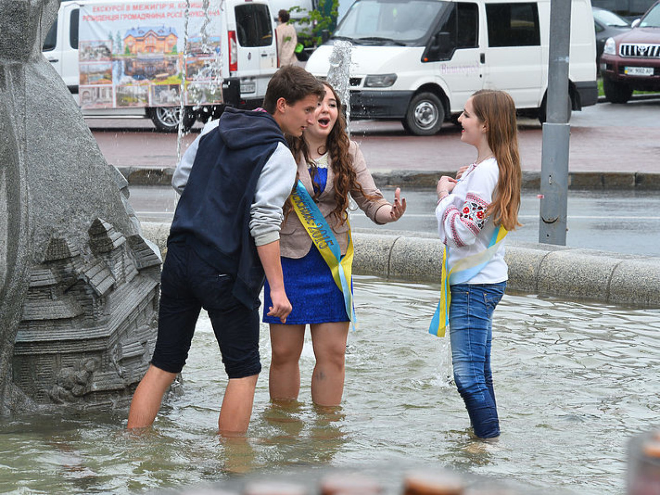 Погода испортила выпускникам праздник: В фонтанах купаются только смелые, 29 мая 2015 г.