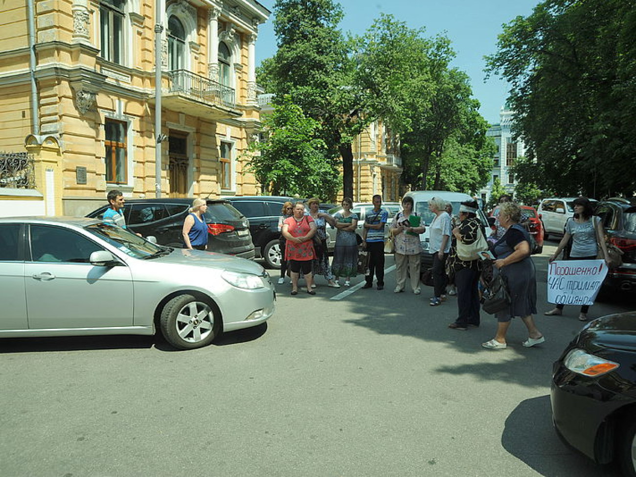 Родные пленных солдатов пикетировали Порошенко, 3 июня 2015 г.