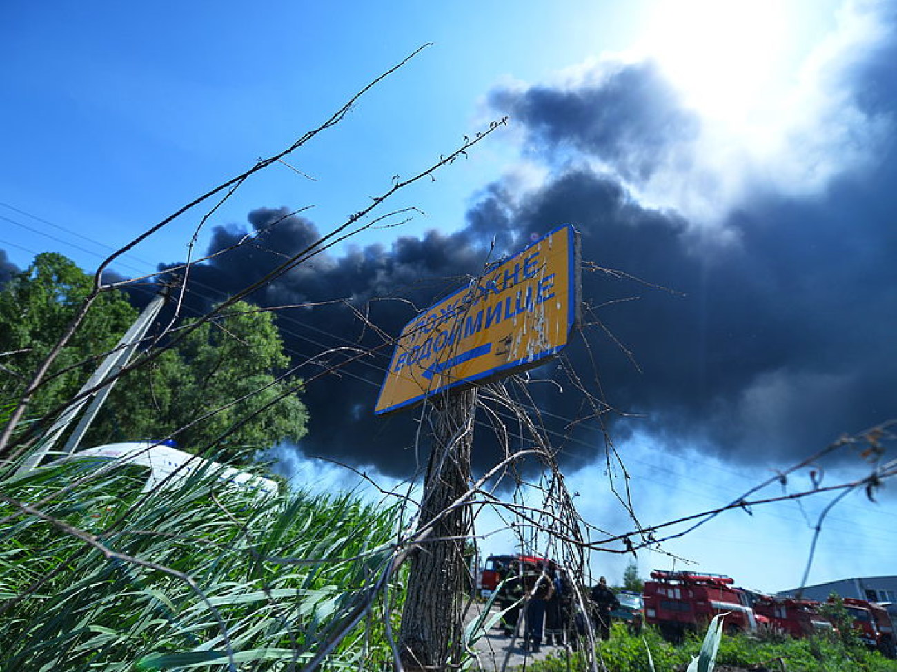 На нефтебазе под Васильковом продолжается пожар, 9 июня 2015 г.
