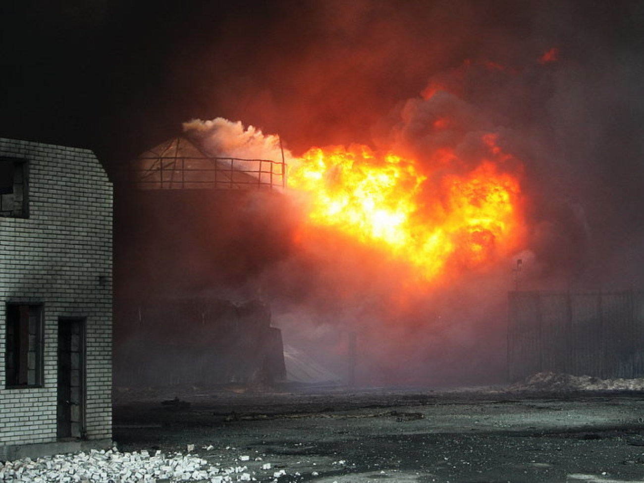 На нефтебазе под Васильковом продолжается пожар, 9 июня 2015 г.