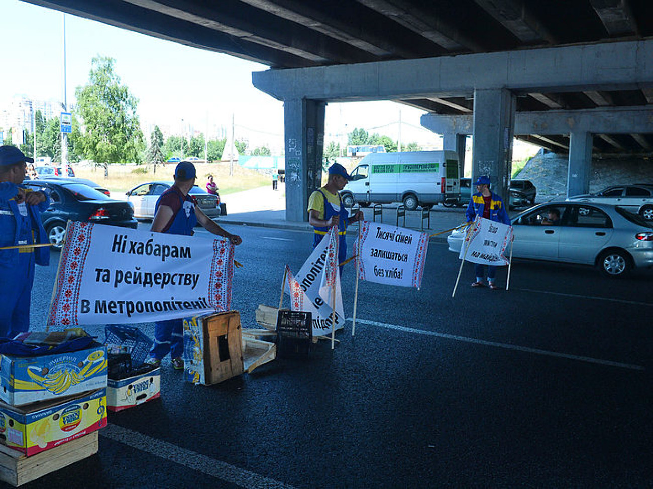 Торговцы метро перекрыли проспект Бажана, протестуя против рейдерства, 10 июня 2015 г.
