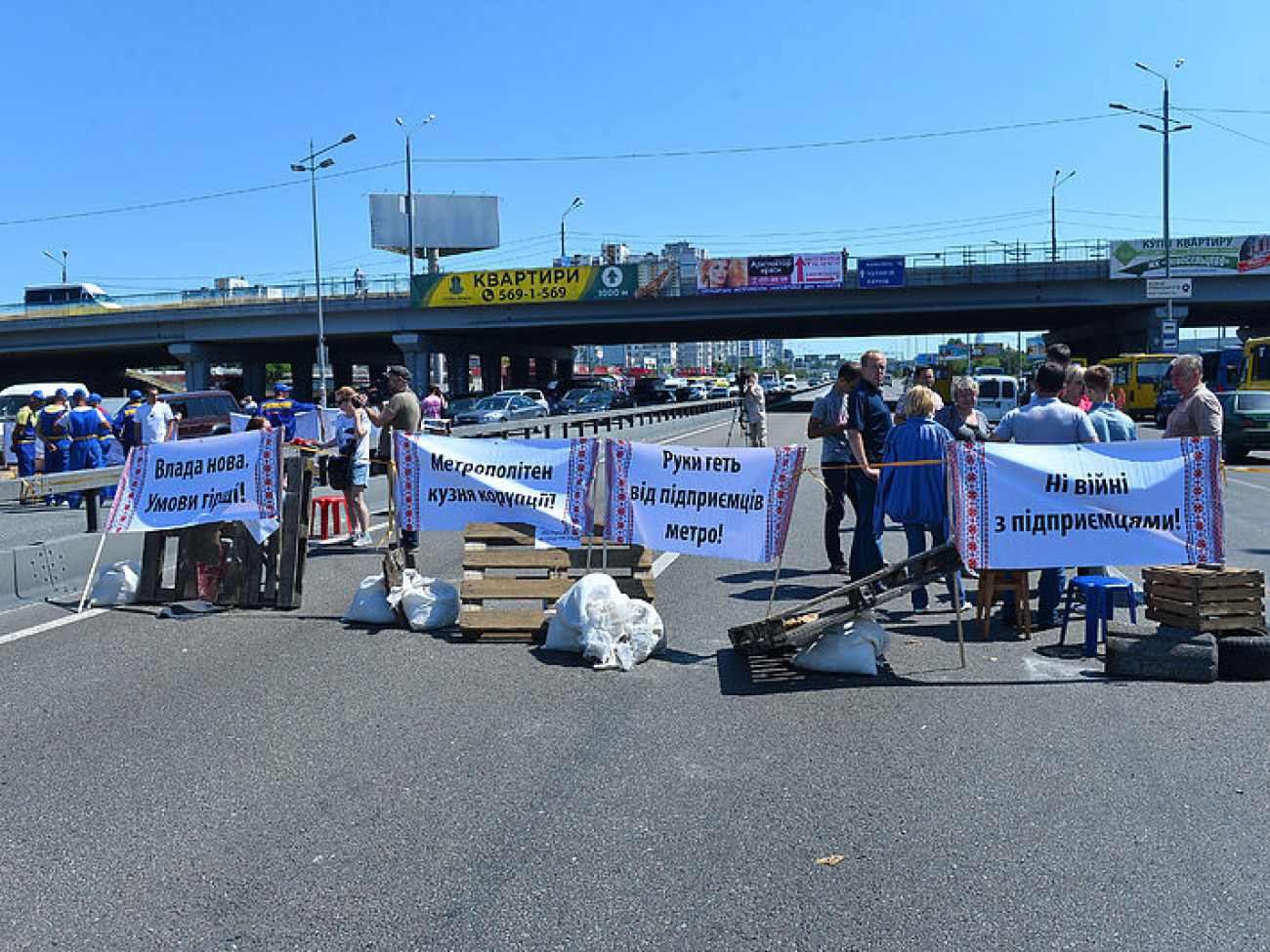Торговцы метро перекрыли проспект Бажана, протестуя против рейдерства, 10 июня 2015 г.