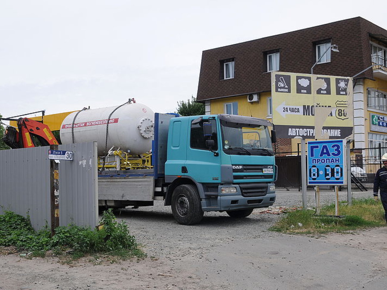 В Киеве демонтировали опасные газовые автозаправки