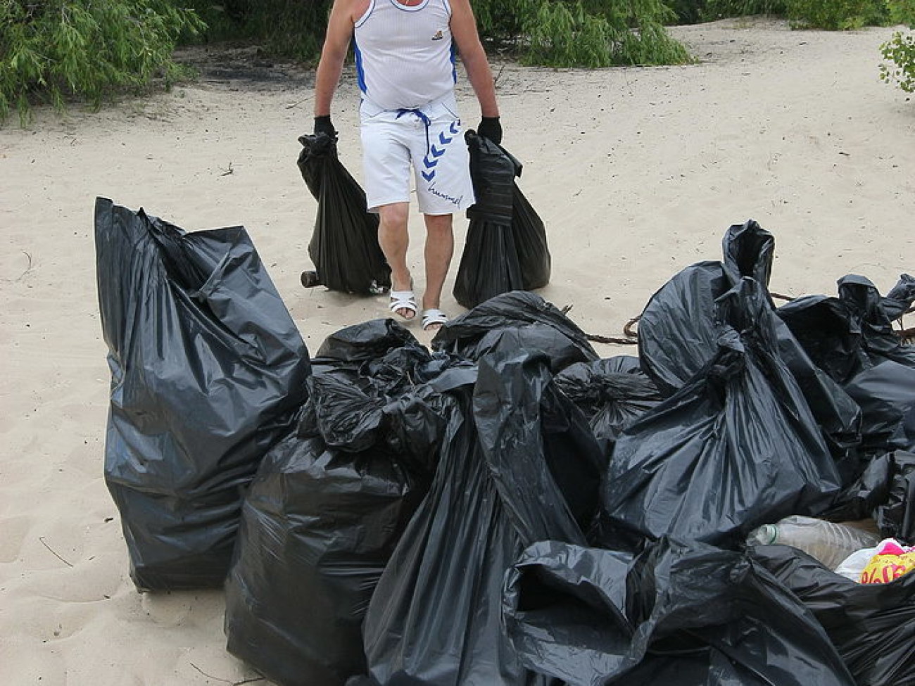 Активисты собрали на столичных берегах 1,5 тонны мусора