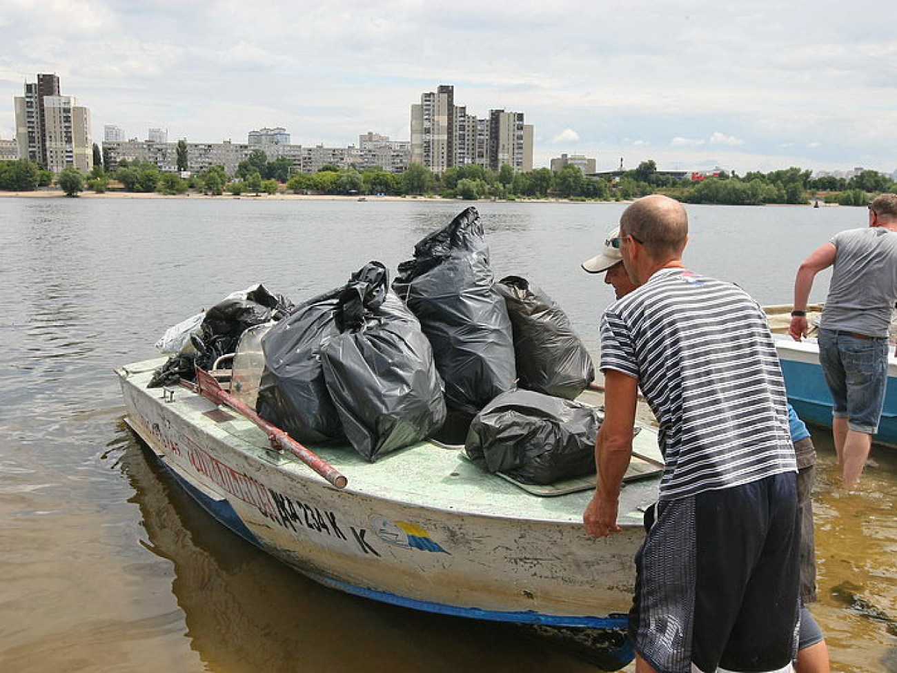 Активисты собрали на столичных берегах 1,5 тонны мусора