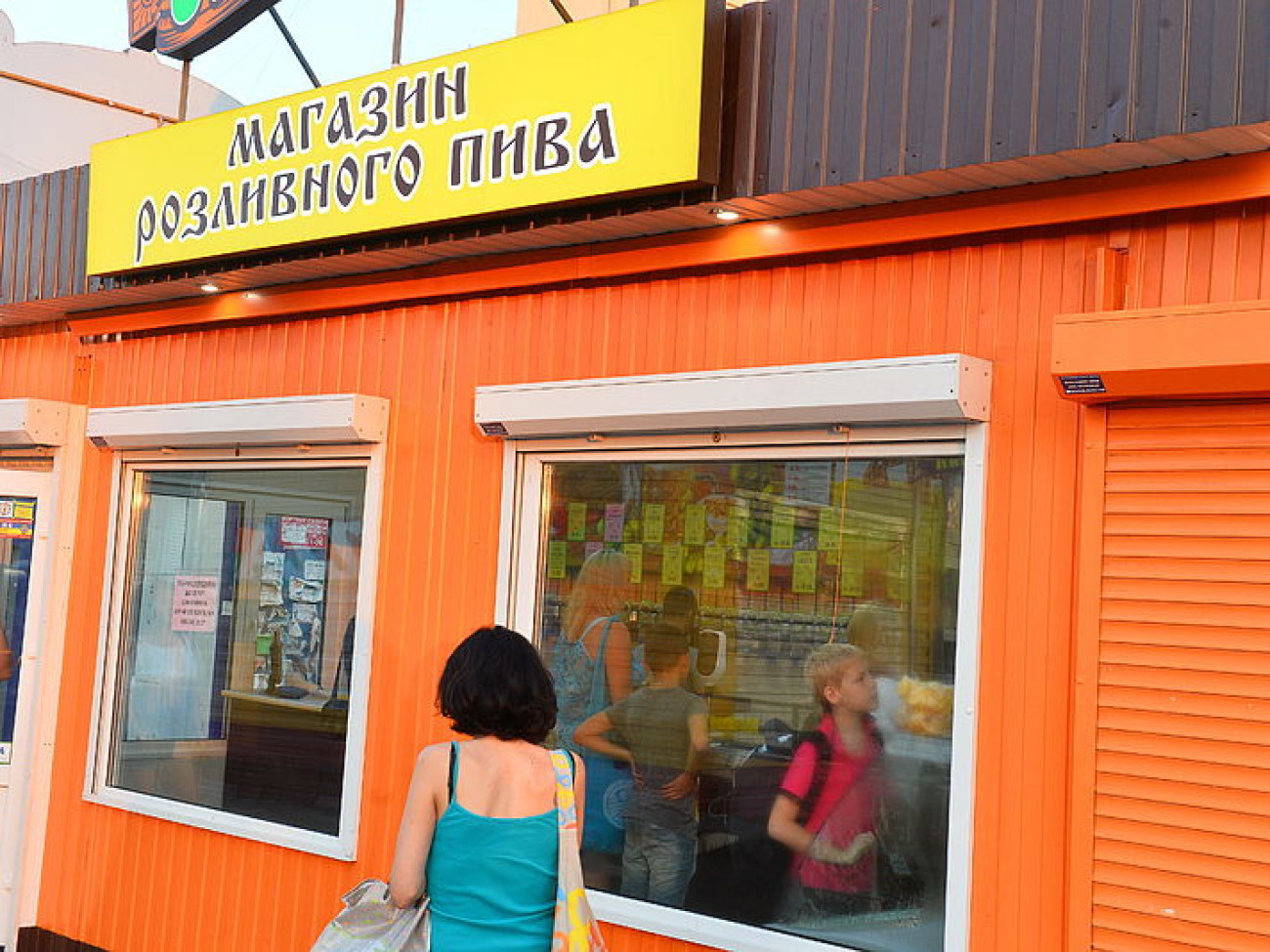 В киосках Киева продолжают продавать пиво, пренебрегая законодательными нововведениями