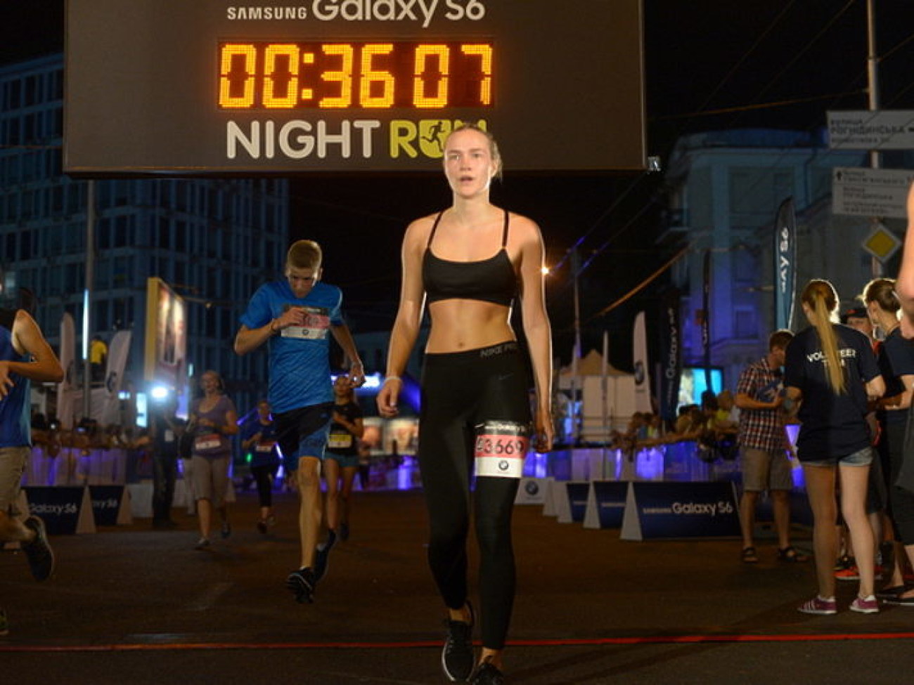 В Киеве состоялось спортивное шоу &#8212; ночной забег Samsung Galaxy S6 Night Run