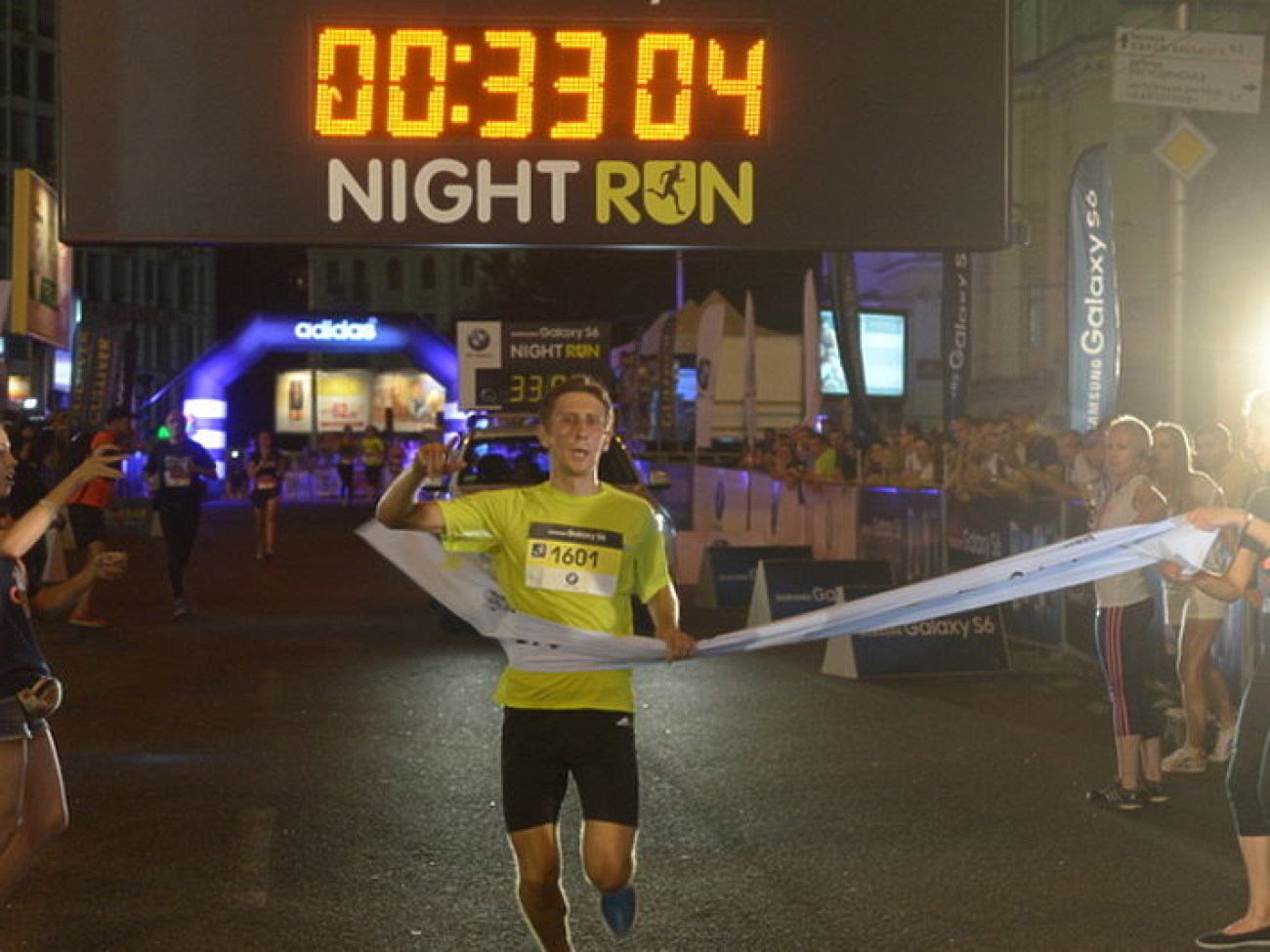 В Киеве состоялось спортивное шоу &#8212; ночной забег Samsung Galaxy S6 Night Run