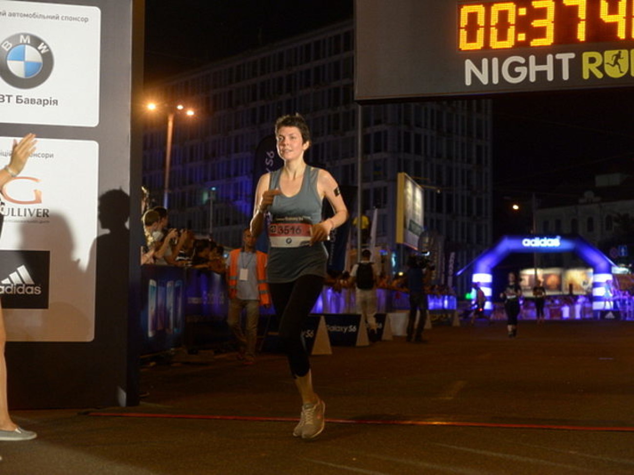 В Киеве состоялось спортивное шоу &#8212; ночной забег Samsung Galaxy S6 Night Run