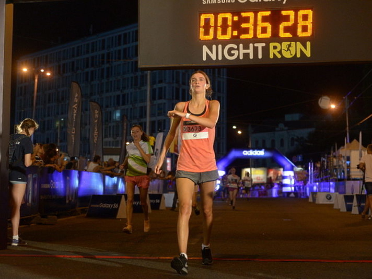 В Киеве состоялось спортивное шоу &#8212; ночной забег Samsung Galaxy S6 Night Run