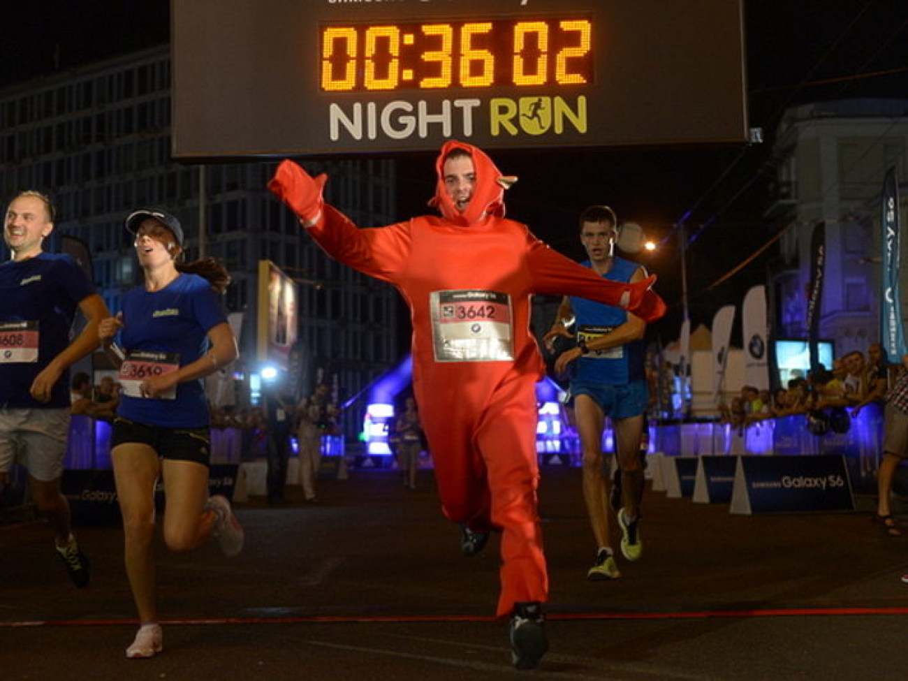 В Киеве состоялось спортивное шоу &#8212; ночной забег Samsung Galaxy S6 Night Run