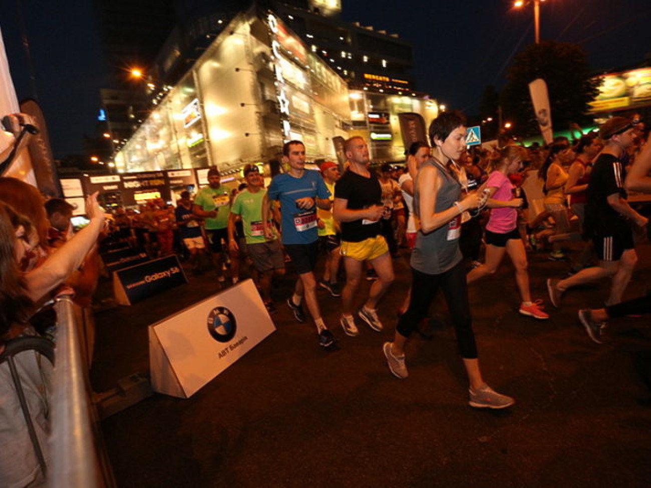 В Киеве состоялось спортивное шоу &#8212; ночной забег Samsung Galaxy S6 Night Run