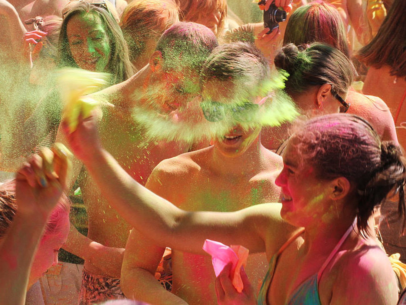 На Воронцовском пляже Днепропетровска состоялся фестиваль красок &#171;Holi Fest&#187;