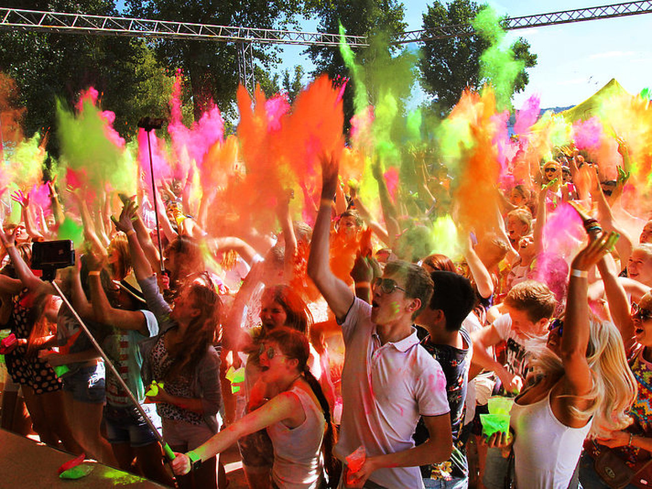 На Воронцовском пляже Днепропетровска состоялся фестиваль красок &#171;Holi Fest&#187;