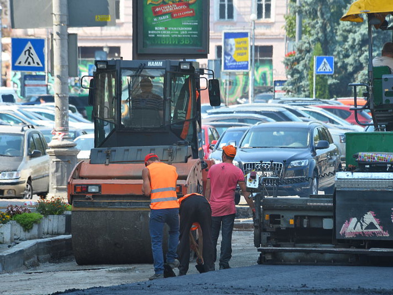 В Киеве на Подоле ремонтируют дороги