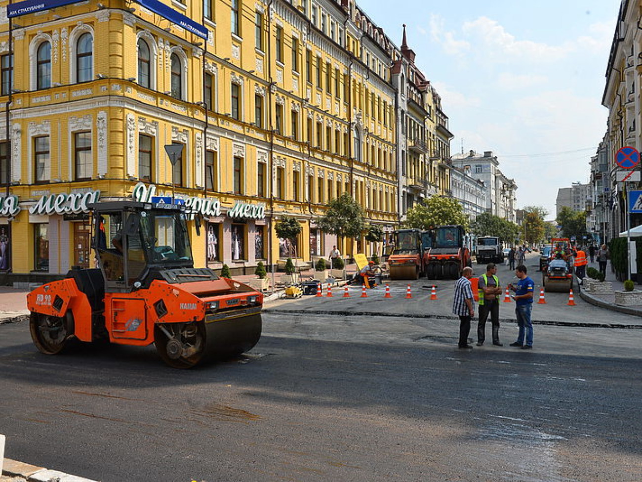 В Киеве на Подоле ремонтируют дороги