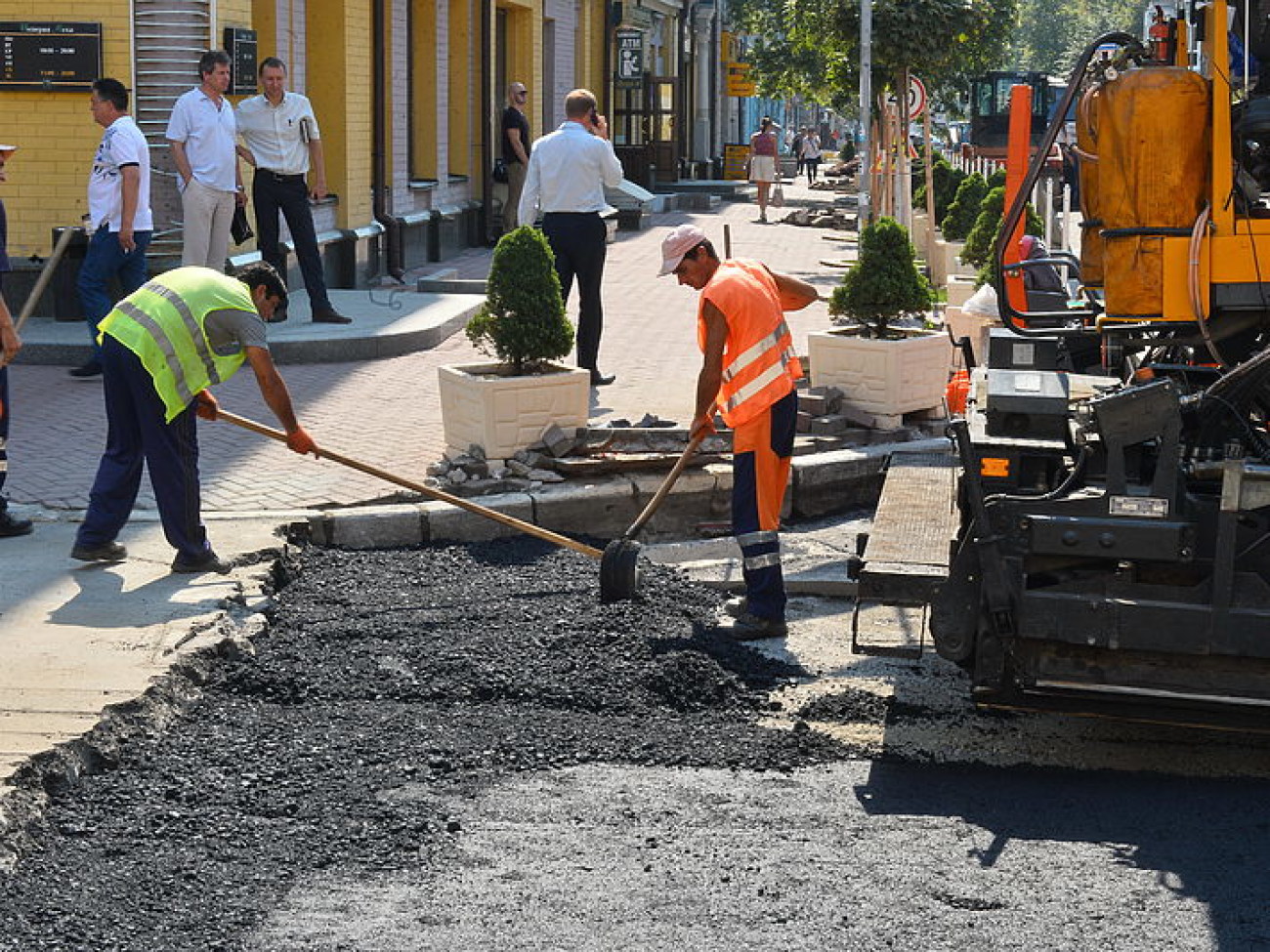 В Киеве на Подоле ремонтируют дороги