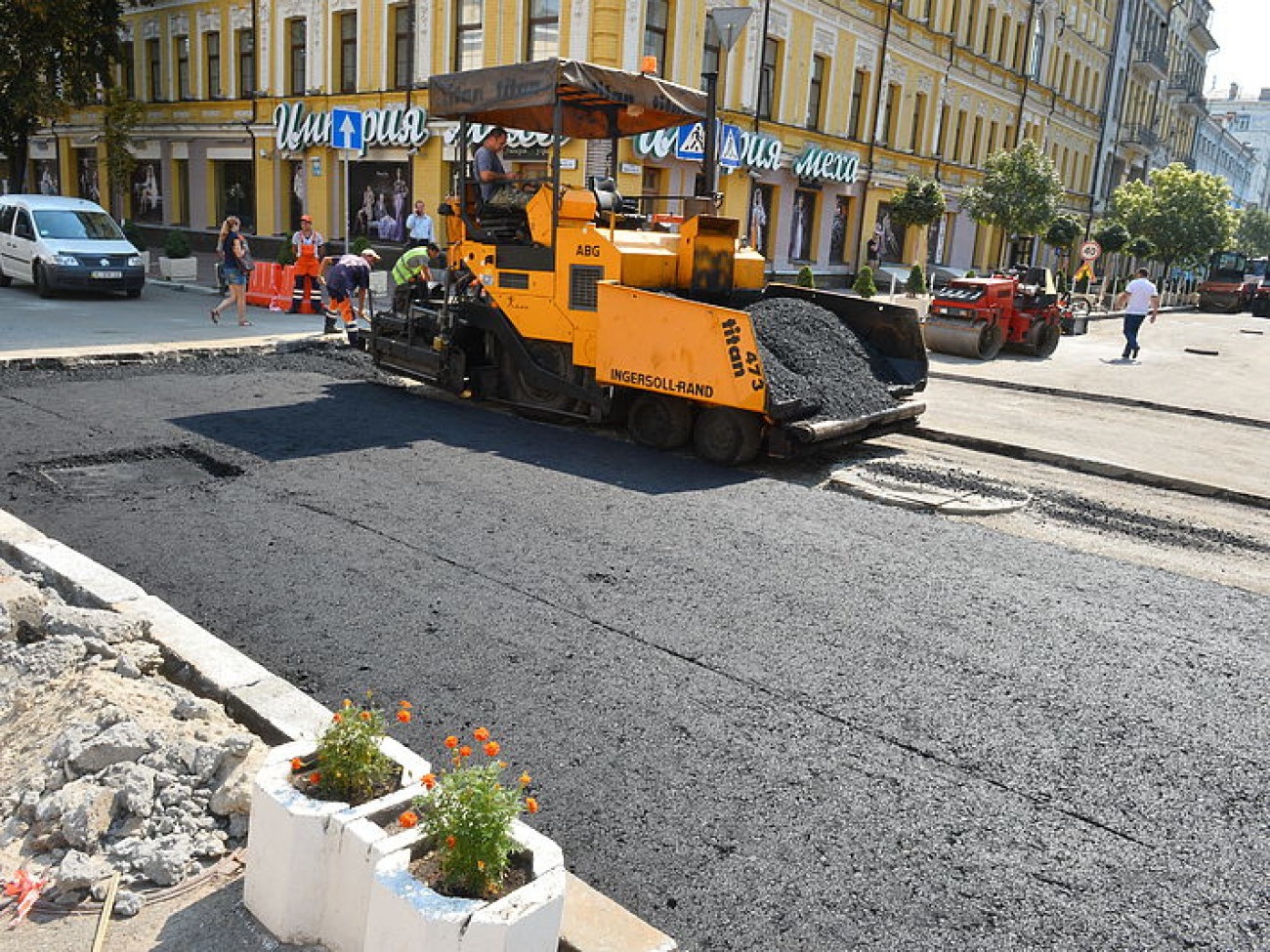 В Киеве на Подоле ремонтируют дороги