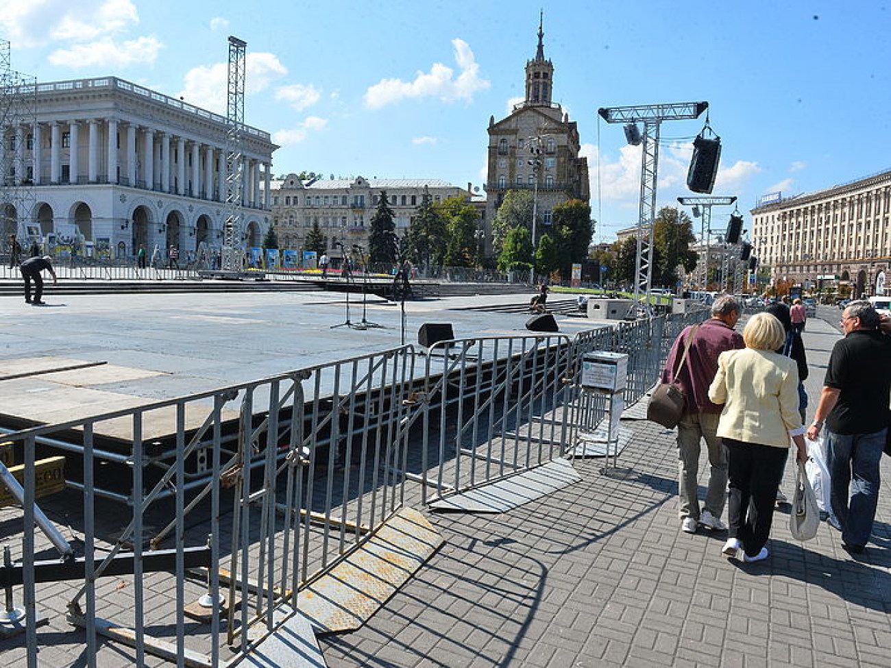 На Майдане сажают цветы и монтируют сцену