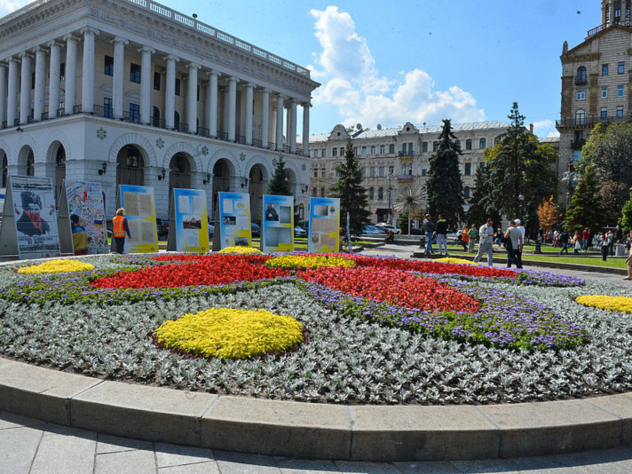 На Майдане сажают цветы и монтируют сцену