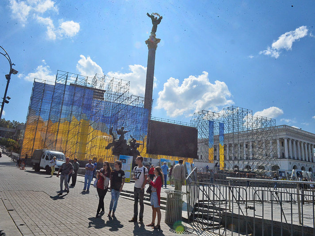 На Майдане сажают цветы и монтируют сцену