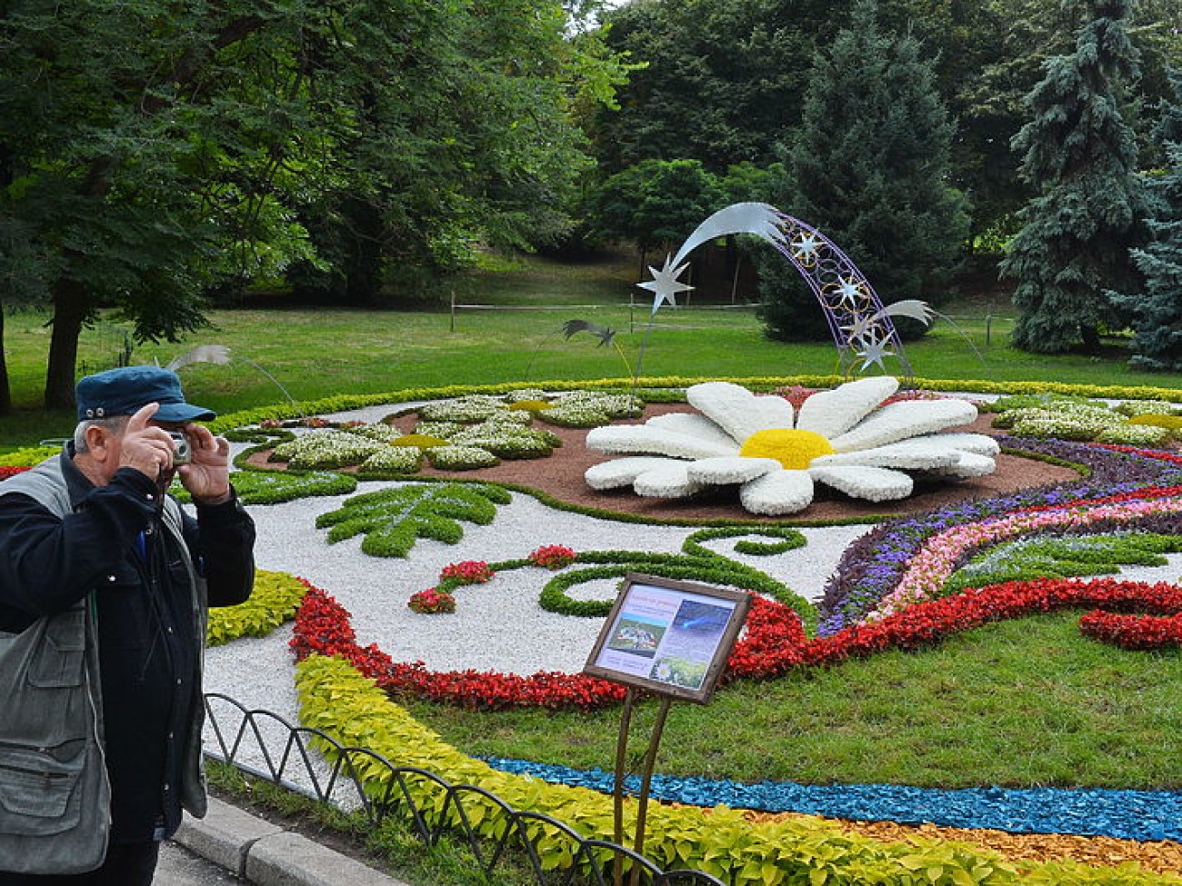 На Певческом поле открылась 60-я юбилейная выставка цветов «Цветочный оберег»