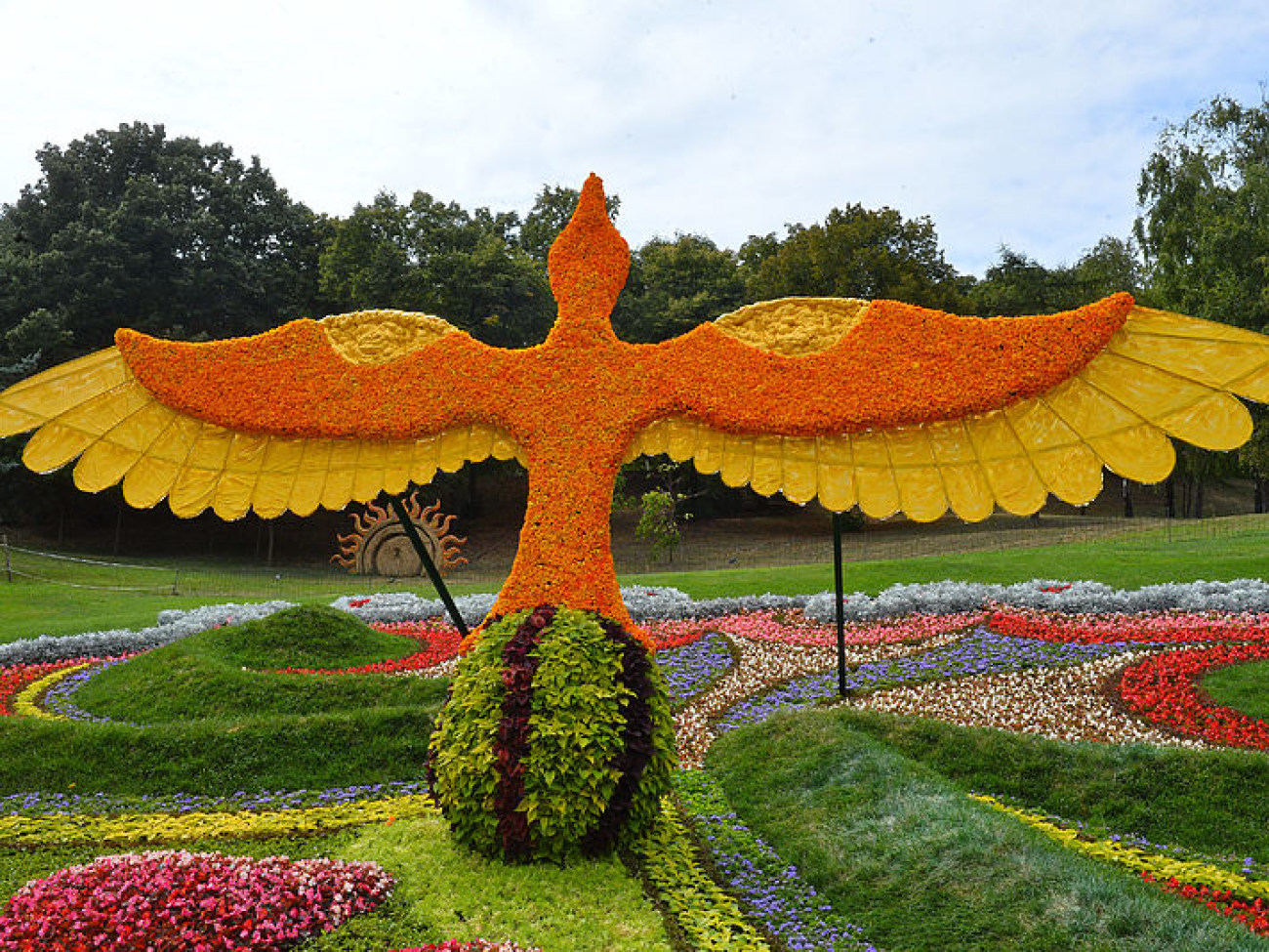 На Певческом поле открылась 60-я юбилейная выставка цветов «Цветочный оберег»