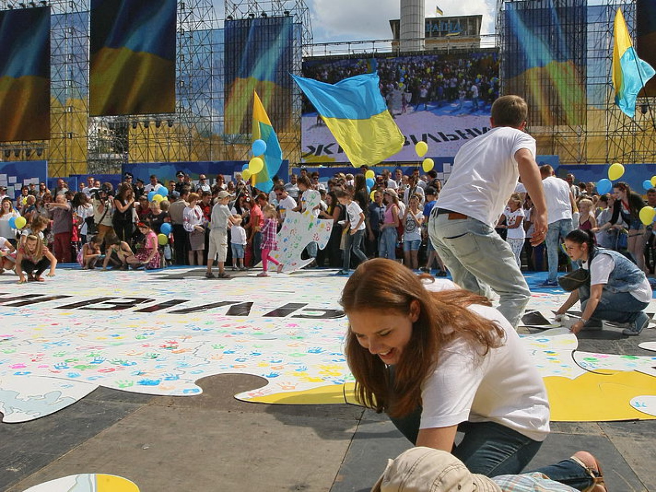 Украина отмечает День Государственного флага