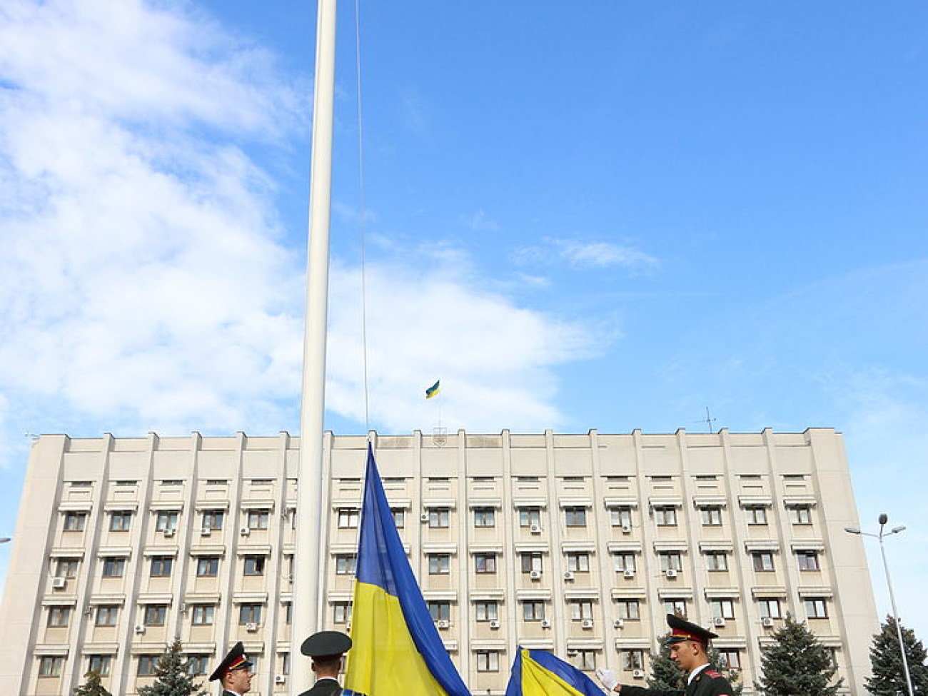 В Одессе развернули 24-метровый флаг Украины