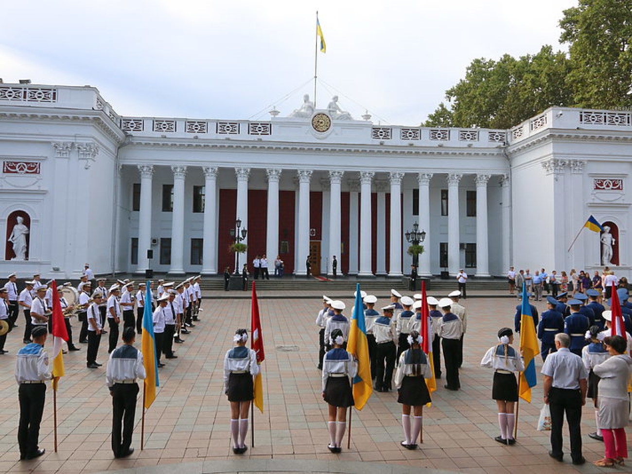 В Одессе развернули 24-метровый флаг Украины