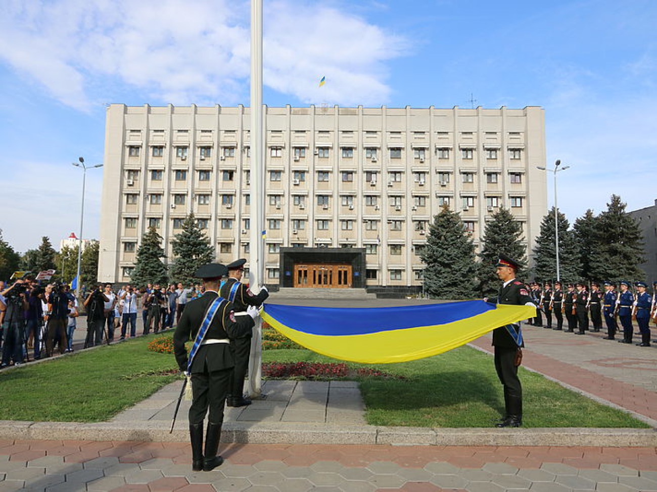 В Одессе развернули 24-метровый флаг Украины