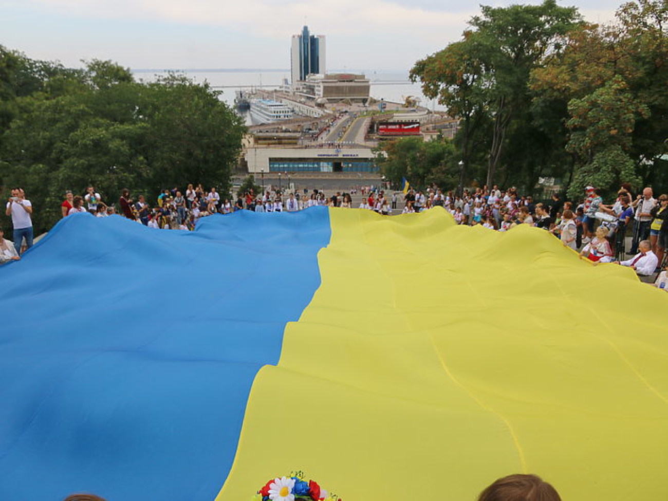 В Одессе развернули 24-метровый флаг Украины