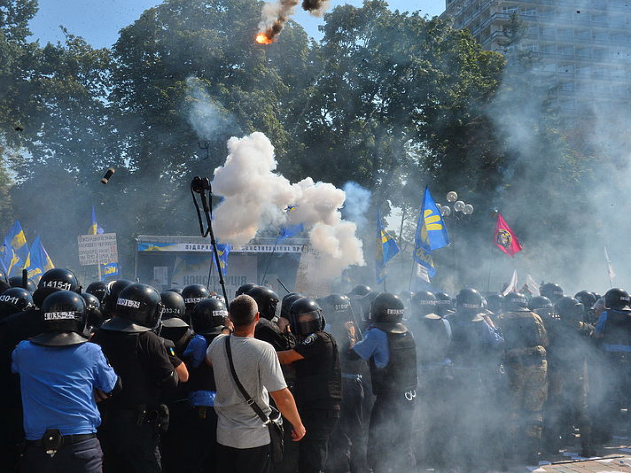 Между силовиками и митингующими под Верховной Радой произошли столкновения