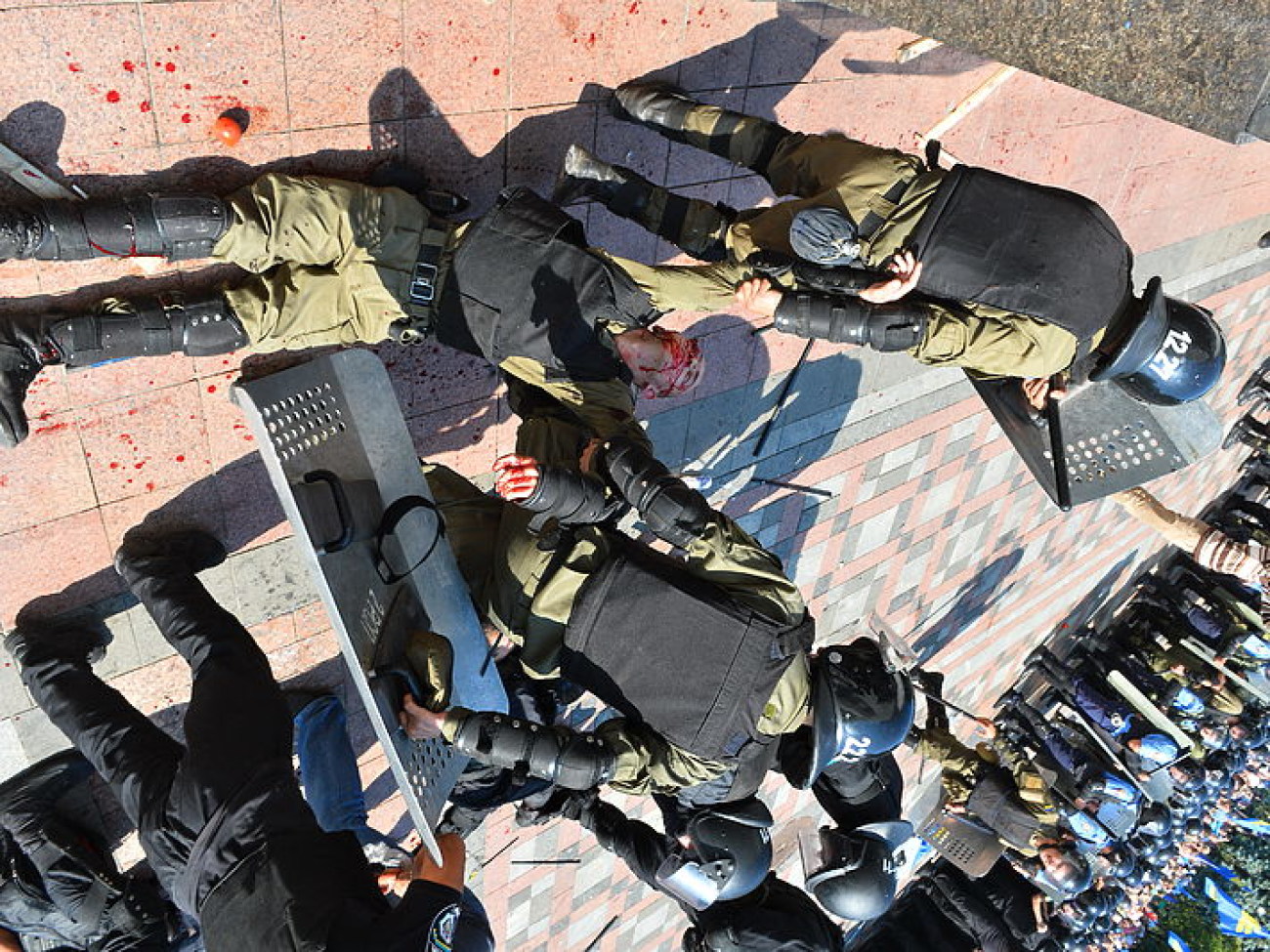 Возле ВР взорвалась боевая граната: ранено около 100 бойцов Нацгвардии, 1 умер, подозреваемые задержаны