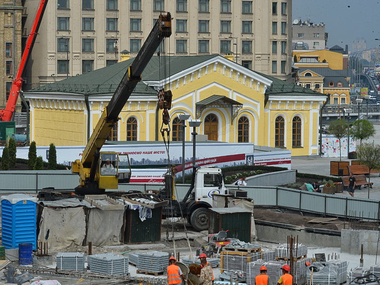 Деревья в кадках, цветы в горшках: Почтовую площадь залили в бетон