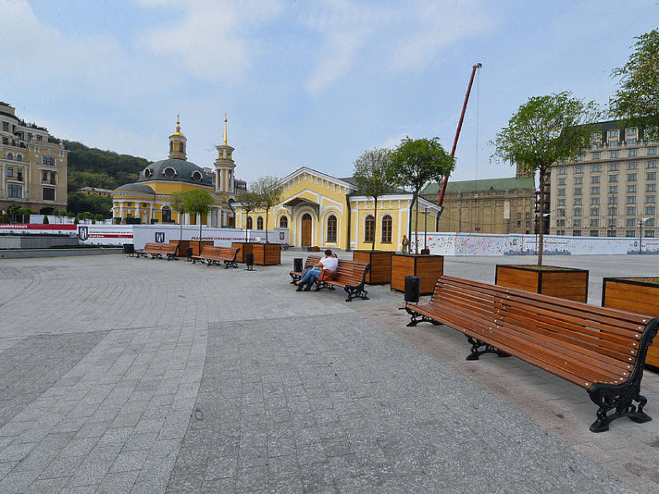 Деревья в кадках, цветы в горшках: Почтовую площадь залили в бетон