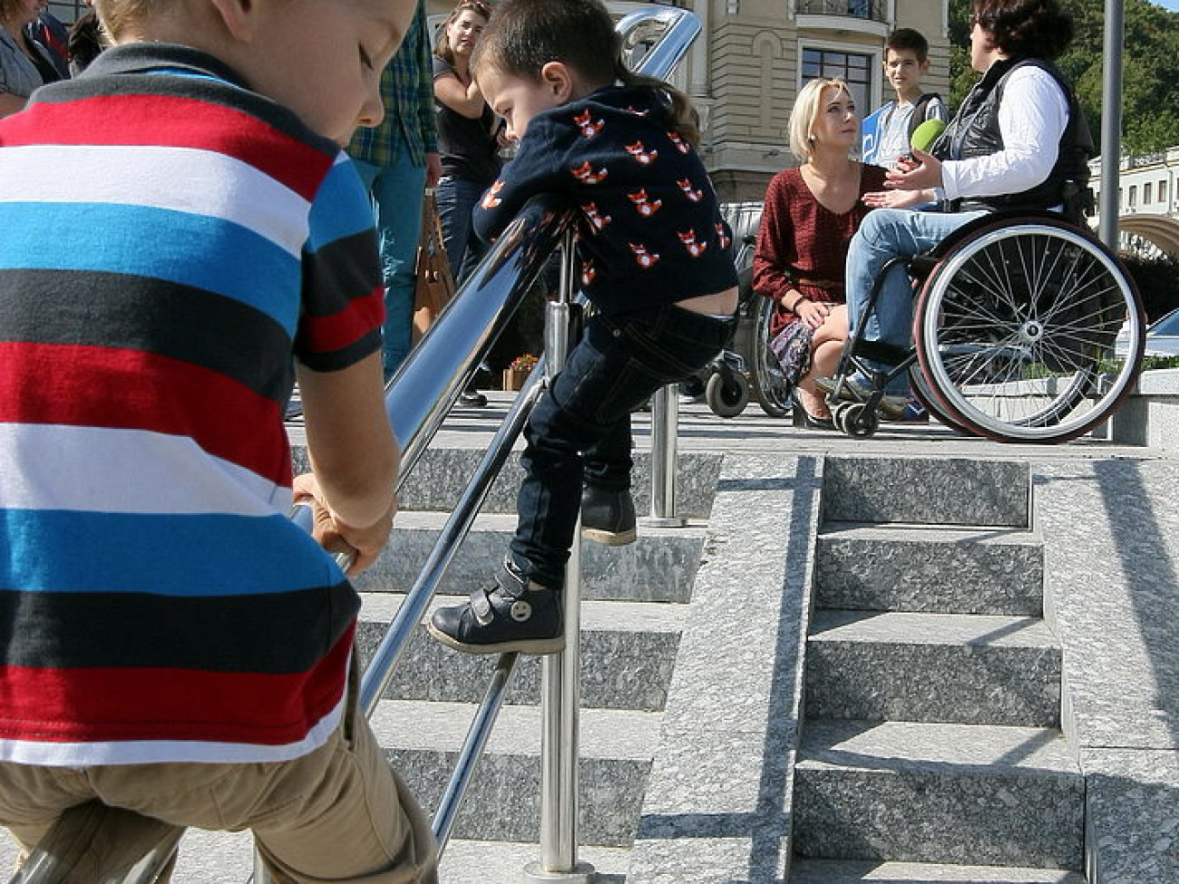 Крутой склон пандусов на обновленной Почтовой площади ограничивает движение людей с инвалидностью