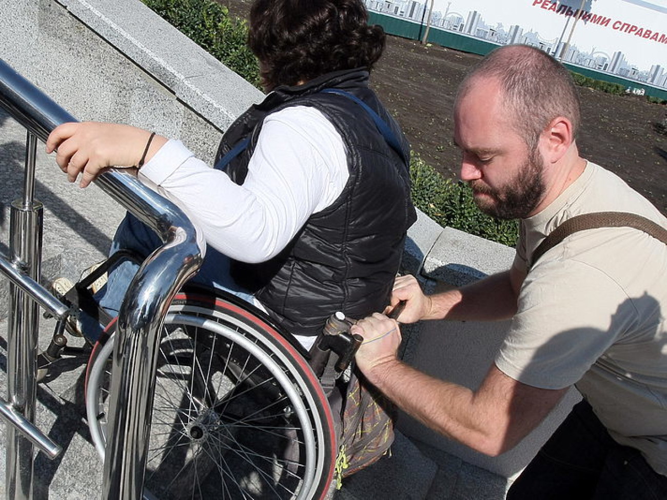 Крутой склон пандусов на обновленной Почтовой площади ограничивает движение людей с инвалидностью