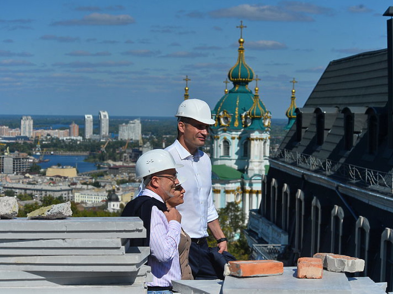 В Десятинном переулке продолжается демонтаж двух лишних этажей скандальной новостройки