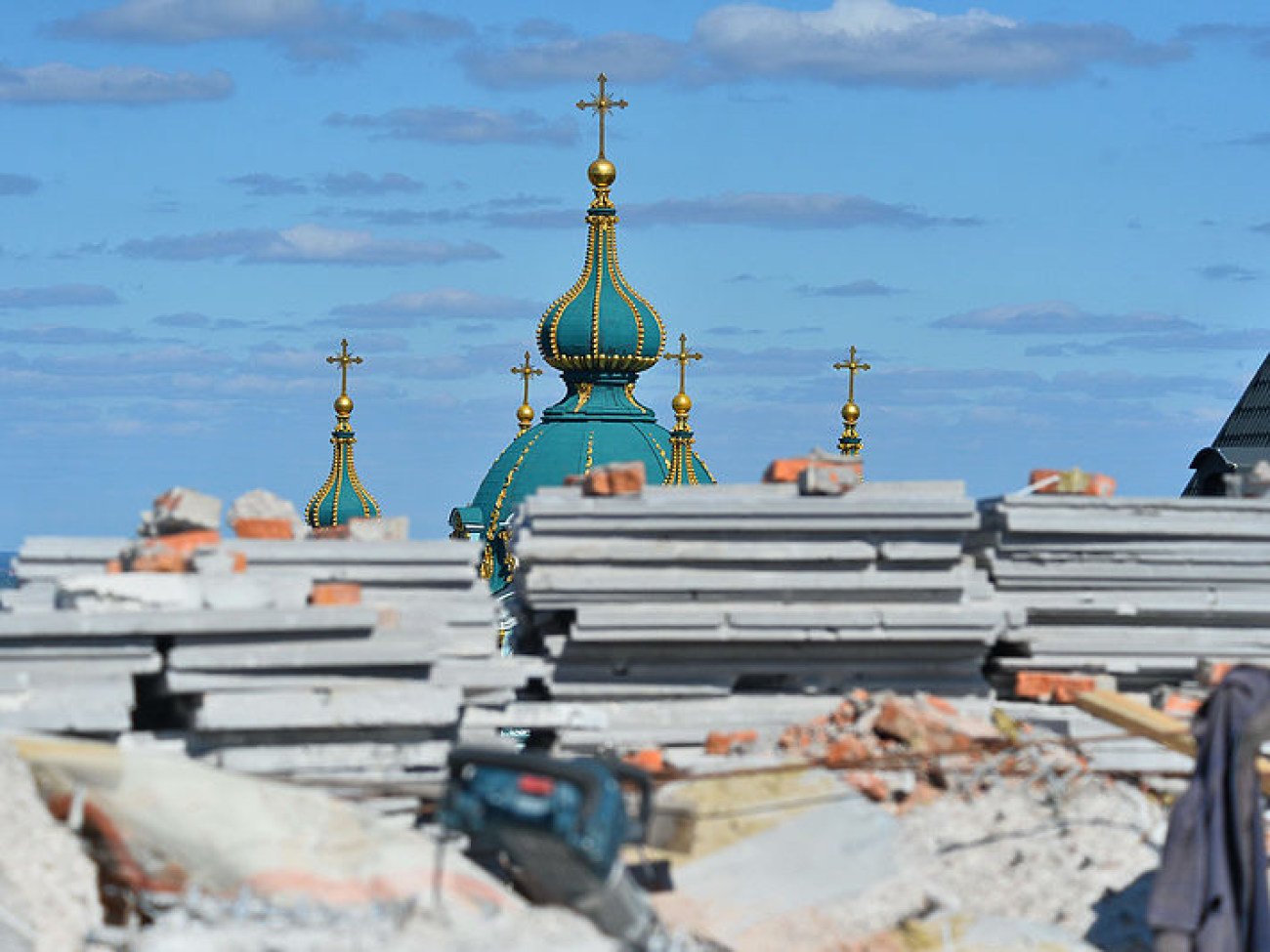 В Десятинном переулке продолжается демонтаж двух лишних этажей скандальной новостройки